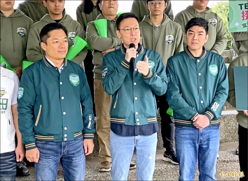 宜蘭立委參選人陳俊宇（前左）青年應援團昨成立，民進黨前副秘書長林飛帆（前中）受邀出席。（記者蔡昀容攝）