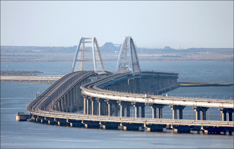 连接俄罗斯本土和克里米亚的克赤大桥易受乌克兰攻击，外传中俄企业密谋兴建克赤海崃隧道。（路透档案照）(photo:LTN)