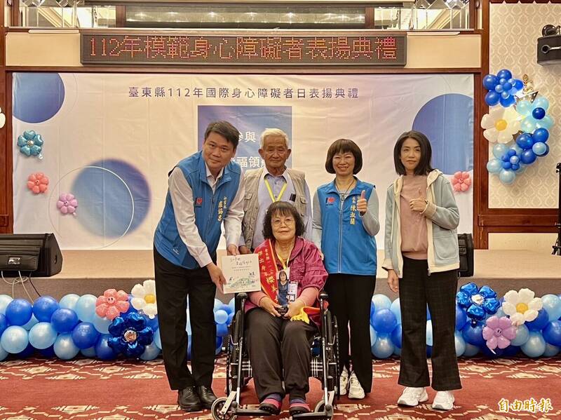 盧協昌（左1）頒獎表揚模範身心障礙者，家人同享殊榮。（記者陳賢義攝）