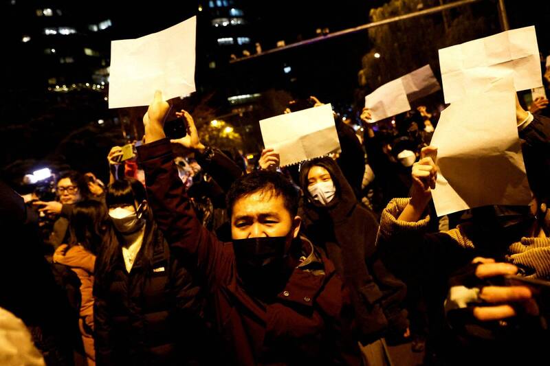 中國去年11月底爆發「白紙革命」，民眾拿著白紙上街無聲抗議。圖為北京的白紙革命。（法新社）