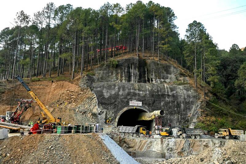 印度公路隧道在施工中崩塌，41名工人受困已長期2星期。（法新社）