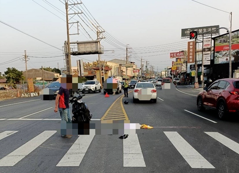 白色轎車在阿里山公路嘉縣中埔富收村路段迴轉，與直行機車相撞，27歲男騎士當場失去生命跡象，送醫不治。（翻攝資料照）