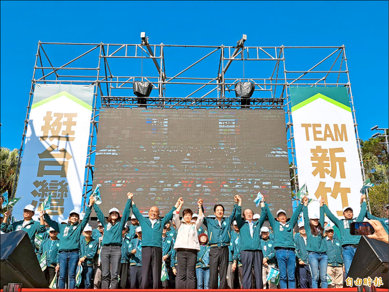 民進黨總統參選人賴清德與竹市立委參選人林志潔的聯合競選總部昨成立，前行政院長蘇貞昌、民進黨立院黨團總召柯建銘都到場力挺。
（記者洪美秀攝）