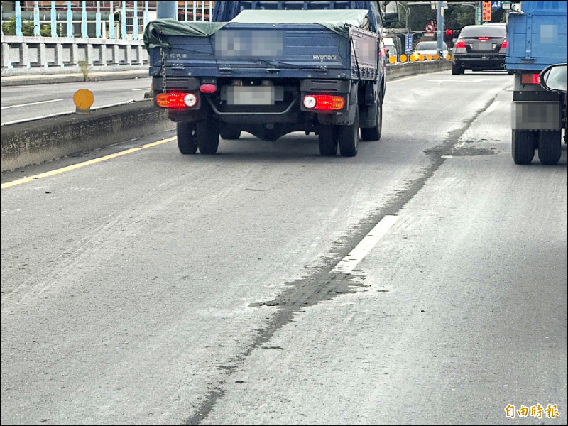 砂石車砂土污損道路，民眾指控，嚴重威脅行車安全。
（記者吳仁捷攝）
