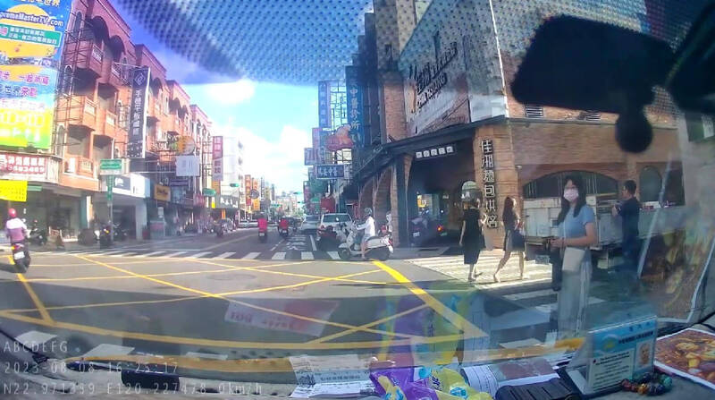 台南一位計程車司機在網路社群po出行車紀錄器影片指，他在路口等約13秒，站在路口旁的女子未走過穿越道，他才起步離開，沒想到被警方開罰未禮讓行人。（圖：取自爆怨公社）