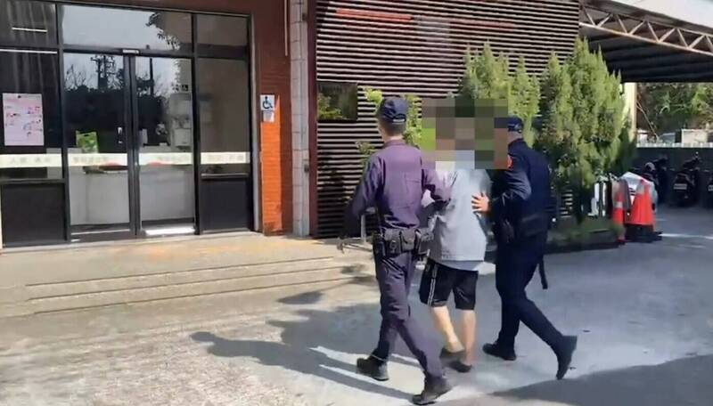 梁姓老翁表示不喜歡柯文哲才撕毀海報，警方通知他到案，並函送法辦。（民眾提供）