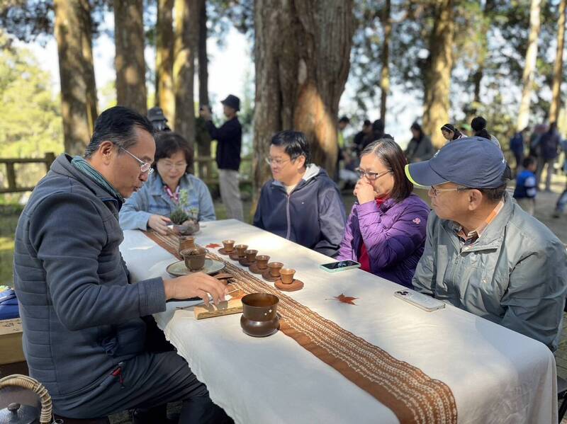 林業保育署屏東分署今天在藤枝國家森林遊樂區森濤平台舉辦台灣山茶「生態茶風土品飲會」，推廣六龜山茶產業。（林業保育署屏東分署提供）