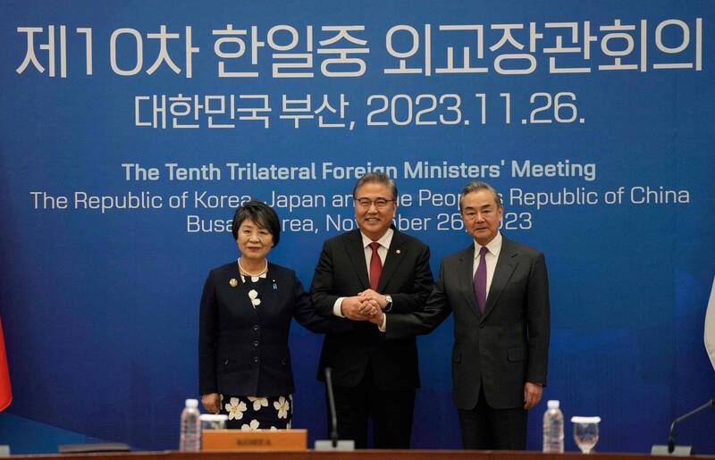 日本外相上川陽子、南韓外長朴振、中國外長王毅(左至右)26日在南韓釜山舉行會談,同意儘快舉辦三國領袖峰會。(法新社) 日本外相上川陽子、南韓外長朴振、中國外長王毅(左至右)26日在南韓釜山舉行會談,同意儘快舉辦三國領袖峰會。(法新社)