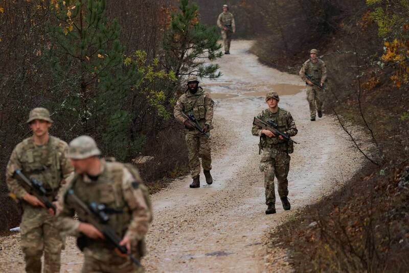 科索沃與塞爾維亞邊境局勢升溫，英國軍隊持續在兩方邊境區域巡邏，每18小時輪班部署，並將情報回傳北約駐科任務中心。（路透）