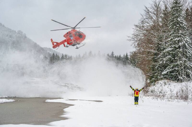 一架小型飞机在奥地利西部坠毁，紧急救难人员向一架直升机发出信号。（法新社）(photo:LTN)