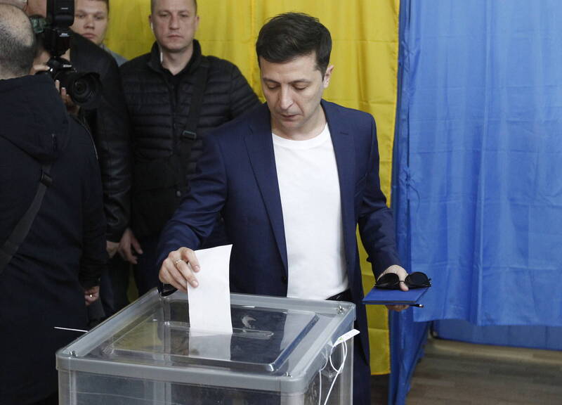 澤倫斯基在2019年時競選烏克蘭總統大位，此為其前往投票所投票。（歐新社）