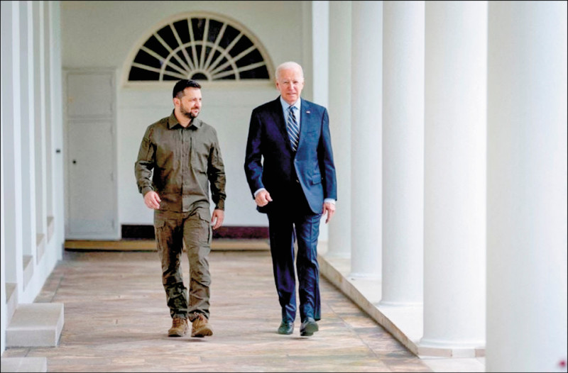 烏克蘭總統澤倫斯基9月21日訪問白宮期間，與美國總統拜登一起沿著白宮柱廊，走向橢圓形辦公室。（路透）