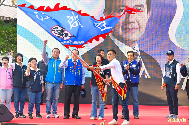 江啟臣（右二）競選總部昨天成立，前總統馬英九出席，並授戰旗。（記者廖耀東攝）