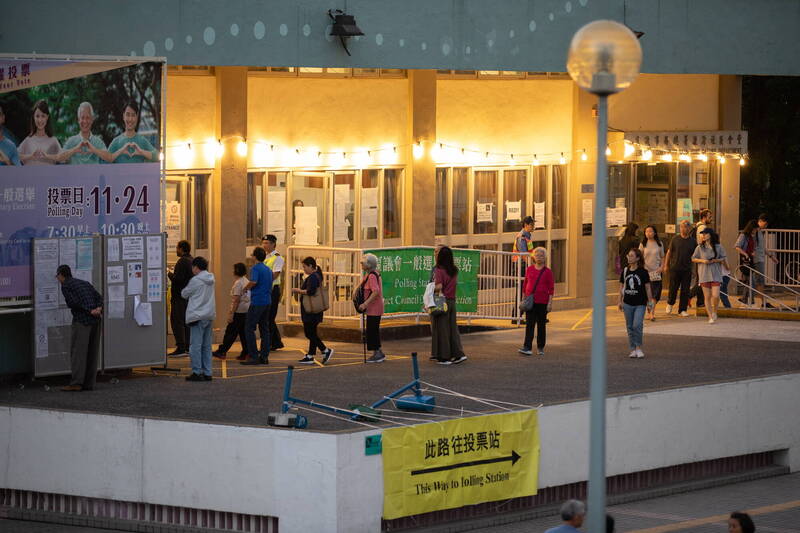 在「反送中」抗爭刺激下，2019年的香港區議會選舉，投票率超過70％、人數近300萬，創下歷史新高，民主派陣營拿下389席，遠超親中建制派的59席。（歐新社檔案照）
