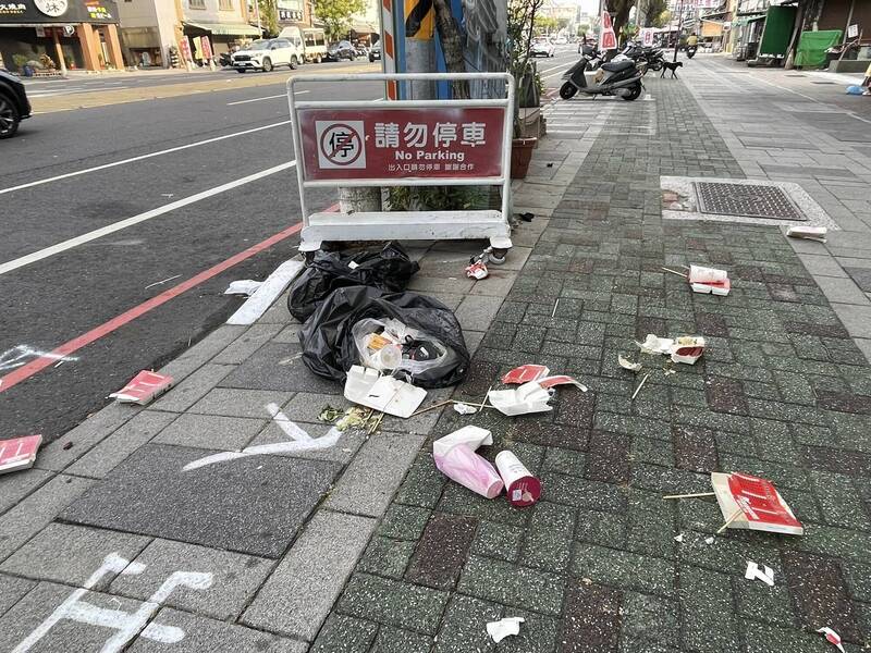 侯康配昨晚在台南市舉辦造勢活動，今早民眾發現垃圾撒一地。（圖由吳仁邦提供）