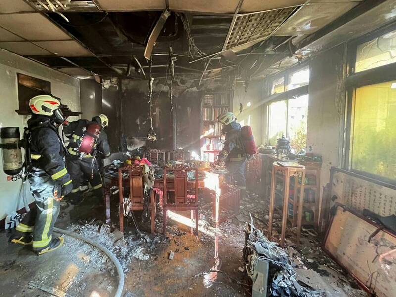 彰化市一家皮件五金公司今天上午突竄火，辦公室擺放大量易燃物嚴重燻黑，天花板也燒到塌陷。（圖由消防局提供）