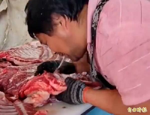 近日中国安徽省1家肉品店员工用嘴剔羊肉的画面被曝光，再度引发食品卫生争议，这家肉店的老板声称，用嘴巴剔骨是传统老手艺，但遭当地相关部门打脸。（撷取自网路）(photo:LTN)