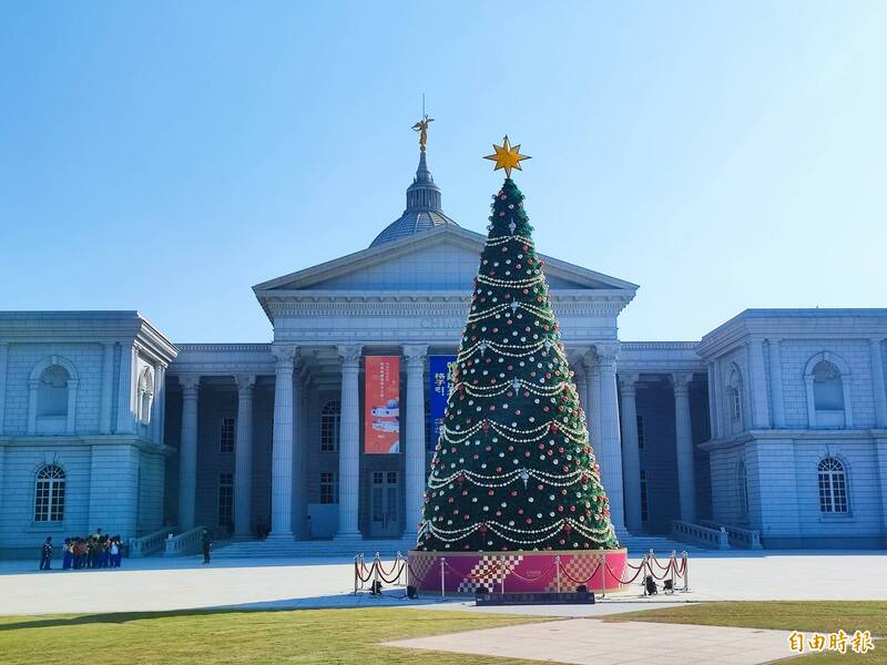 奇美博物館廣場的大型聖誕樹，12月3日起恢復點燈。（記者吳俊鋒攝）