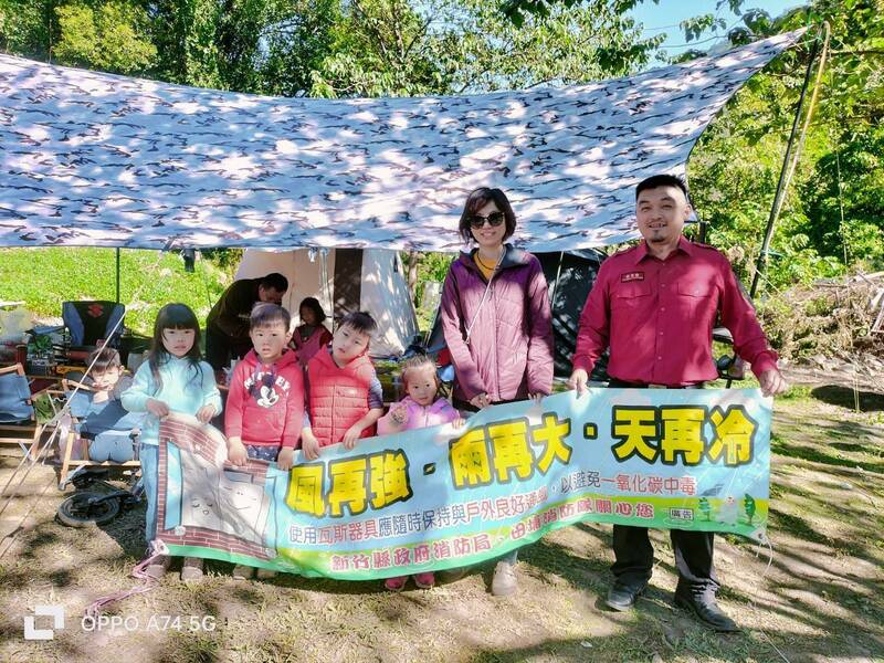 新竹縣政府消防局派員到尖石、五峰各景點，向露營區和旅宿業者加強宣導預防一氧化碳中毒意外。（竹縣府消防局提供）