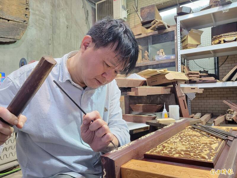 屢獲府城工藝獎的木雕大師劉進文（圖）將帶領民眾體驗「茄苳入石柳」獨特工法。（記者王姝琇攝）