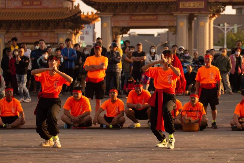 虎尾寮伍聖宮宋江陣首度招收女性團員、降低練習生的年齡層。(正統鹿耳門聖母廟提供) 虎尾寮伍聖宮宋江陣首度招收女性團員、降低練習生的年齡層。(正統鹿耳門聖母廟提供)