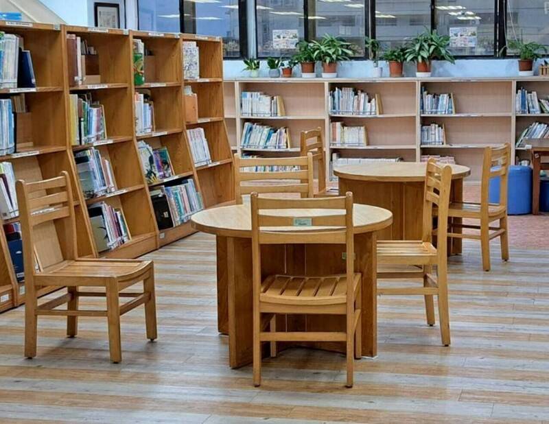 台北市立圖書館三民分館圓桌60.5公分，桌椅卻有39公分（左起）、37公分、42公分，三種規格。（台北市議員張文潔提供）
