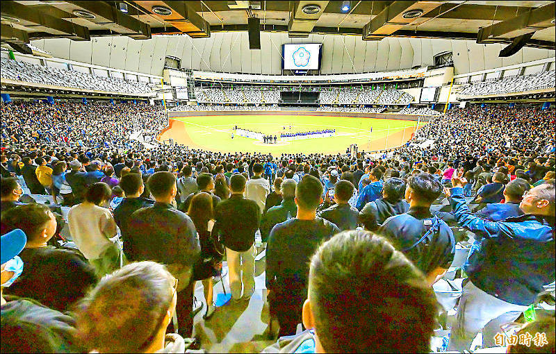 
People watch a trial baseball game at the Taipei Dome in Taipei’s Xinyi District on Nov. 18.
Photo: Chen Chih-chu, Taipei Times