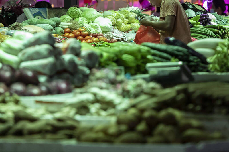 中國河南傳出一名賣菜老翁因蔬菜農藥超標，遭重罰人民幣5.5萬元。示意圖。（彭博）