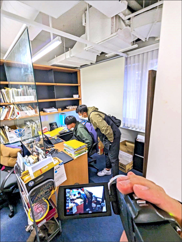 警方搜索萊斯在台工作處所。(記者姚岳宏翻攝) 警方搜索萊斯在台工作處所。(記者姚岳宏翻攝)