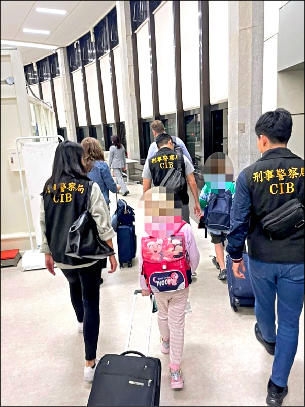 刑事局護送2名幼童回澳洲。(記者姚岳宏翻攝) 刑事局護送2名幼童回澳洲。(記者姚岳宏翻攝)