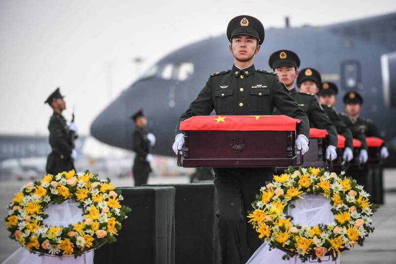 今年是中國「抗美援朝」勝利70周年，前陣子一批參與韓戰的中國人民志願軍陣亡者遺骸從南韓送回中國遼寧省瀋陽市，在機場受到隆重軍禮致敬。（歐新社）
