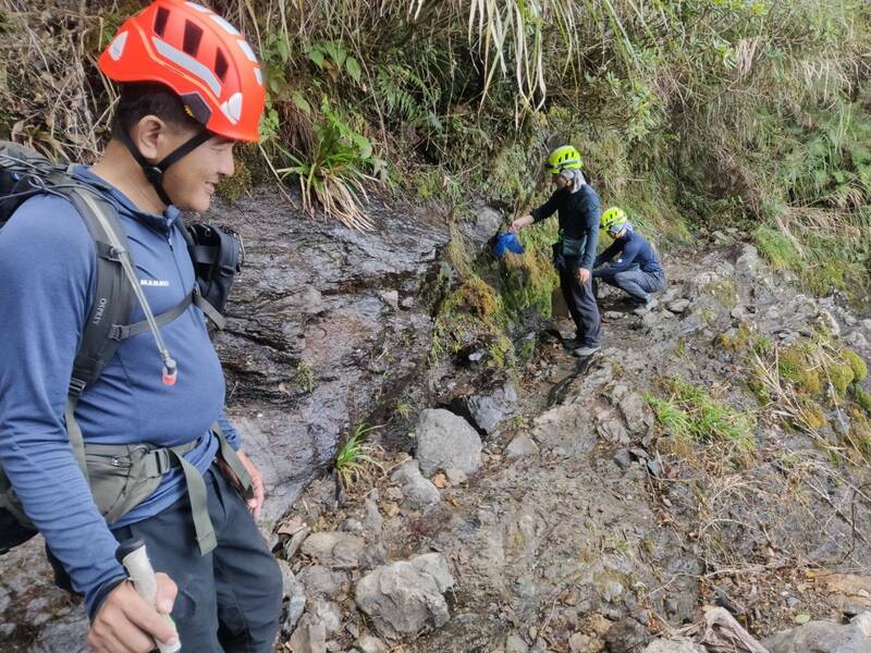 屏東縣搜救人員找到2名失聯的法國登山客。（屏東縣消防局提供）