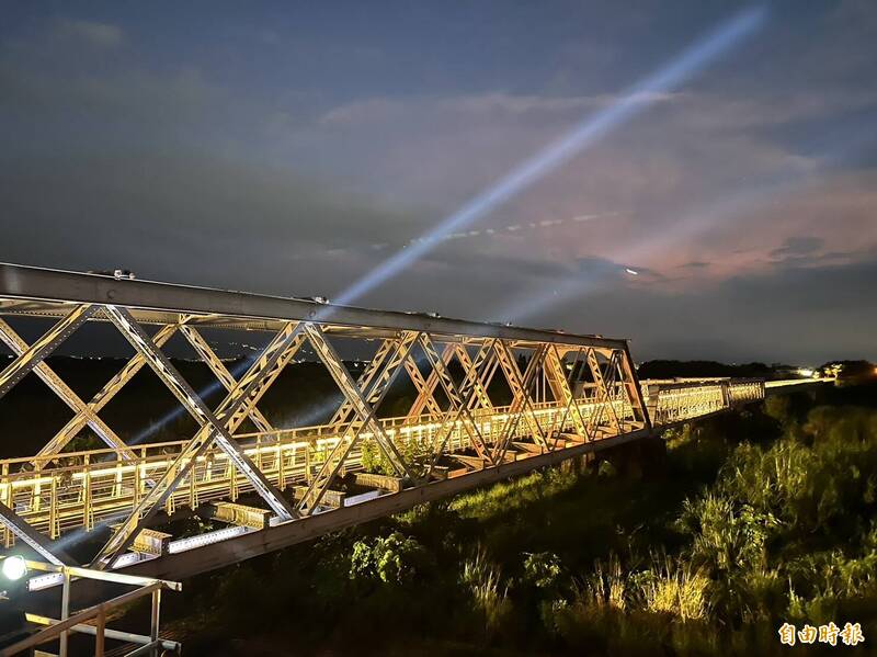 虎尾鐵橋夜間光環境獲2023年台灣光環境獎肯定。（記者黃淑莉攝）