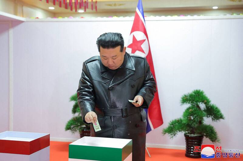 北韓領導人金正恩26日前往投票所投票，可見綠色（贊成票）和紅色（反對票）投票箱。（法新社）