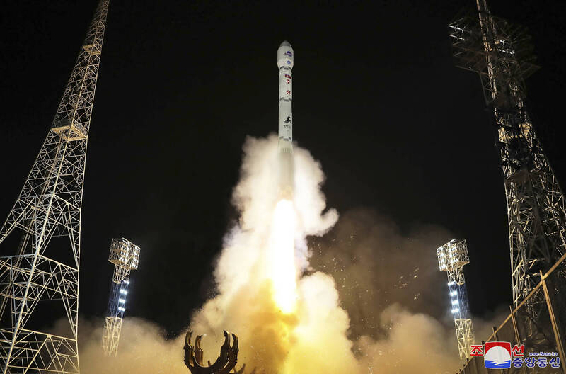 北韓上週發射1枚軍事偵察衛星，引發各國關注。（美聯社）