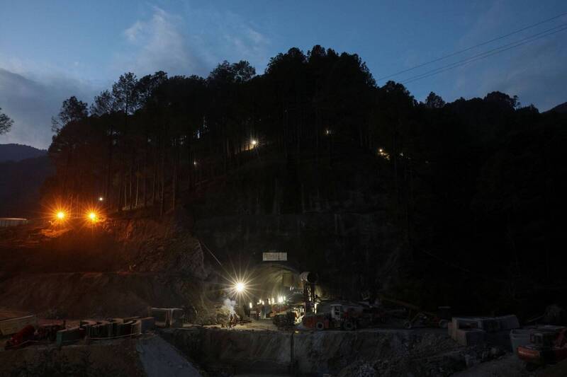印度公路隧道發生倒塌，造成41名工人受困，至今已逾16天，救援單位兩週多來持續開挖，目前距離受困工人所在處僅剩6～7公尺。（路透）