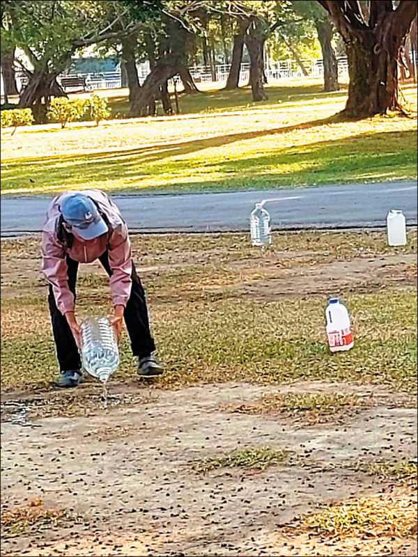 有民眾看不下去，自行提水澆灌草地。（民眾提供）