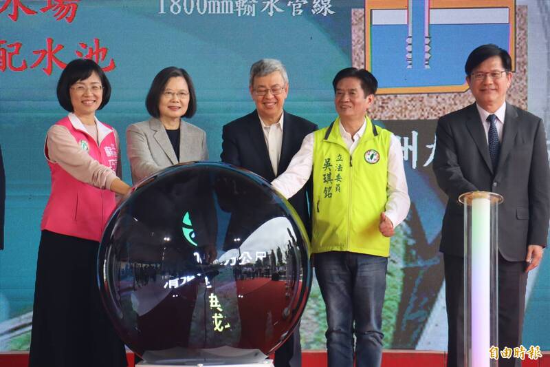 台灣自來水公司板新水廠舉行「板新2.4萬立方公尺清水池工程啟用典禮」總統蔡英文和行政院長陳建仁均出席。（記者翁聿煌攝）