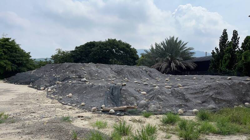 苑裡公所清理颱風土石暫置空地 鎮代盼快移除避免「風飛沙」