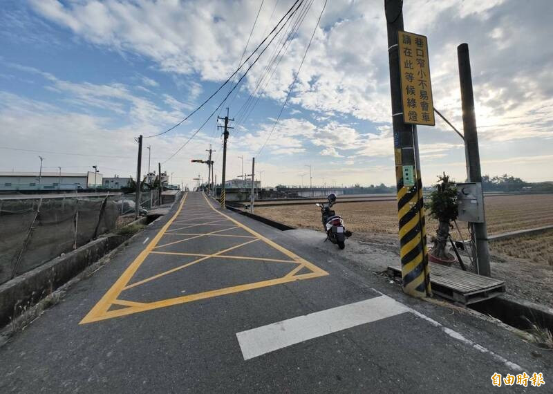 彰化縣東彰路與永興路一段249巷交叉口，被劃設一段長達12公尺長的黃色網狀線。（記者陳冠備攝）