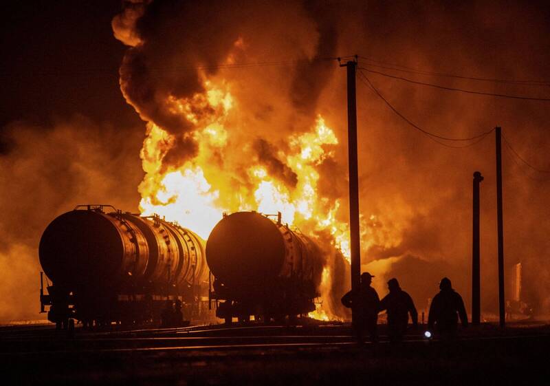 俄羅斯持續侵略烏克蘭，烏東頓內茨克（Donetsk）鐵路上月31日遭砲擊，俄國戰車起火燃燒。（路透資料照）