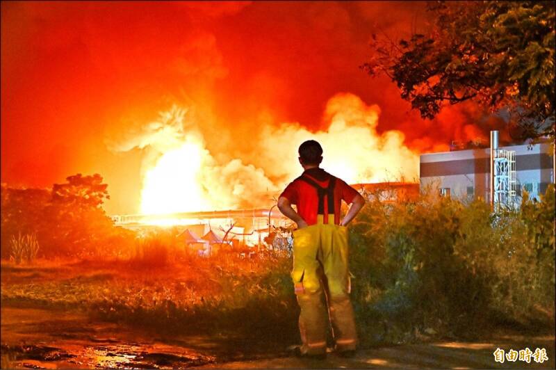 明揚國際科技公司發生工廠爆炸衍生種種問題,行政院會明將通過「工廠管理輔導法」與「消防法」修法。(資料照,記者李惠洲攝) 明揚國際科技公司發生工廠爆炸衍生種種問題,行政院會明將通過「工廠管理輔導法」與「消防法」修法。(資料照,記者李惠洲攝)