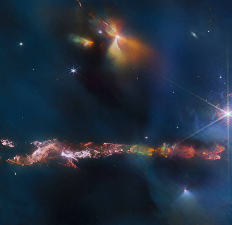 韋伯太空望遠鏡揭示了赫比格-哈羅天體的複雜細節，HH 797佔據了該圖像的下半部。（JWST/CSA/ESA/NASA）