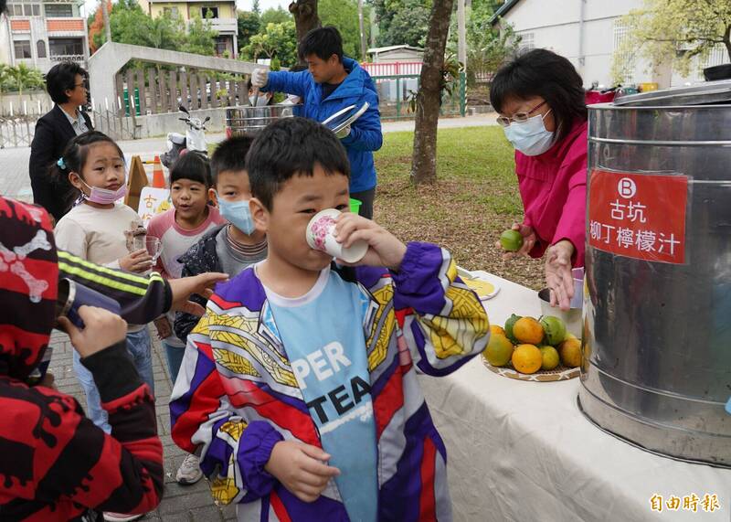 古坑鄉公所與返鄉在地青年合作推出3款柳丁特調果汁在校讓學童試飲票選。（記者黃淑莉攝）