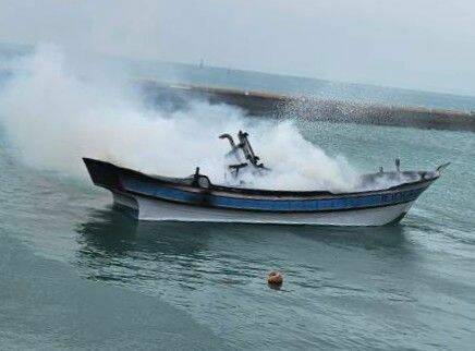 白沙瓦硐漁港，傳出漁船失火。（澎湖縣政府消防局提供）