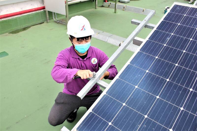 綠能產業人才需求高，中彰投分署開辦太陽光電應用系統技術班。（中分署提供）