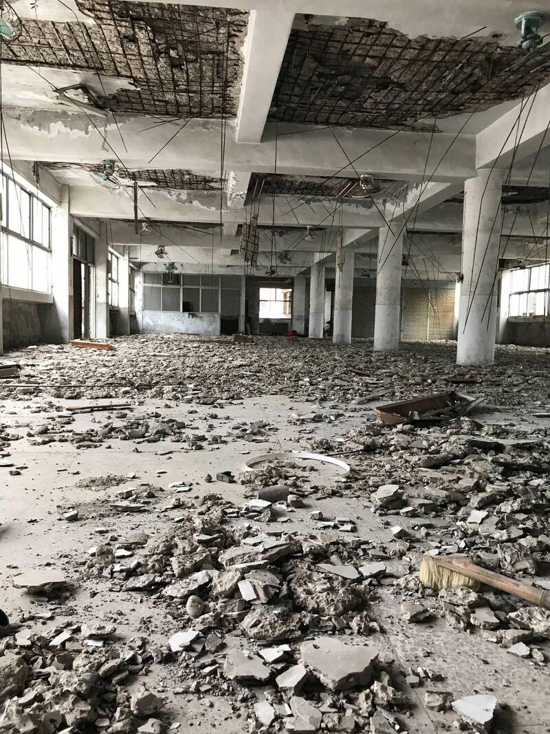 基隆富貴市場4樓里民活動中心天花板水泥剝落鋼筋裸露封閉多年。（記者盧賢秀攝）