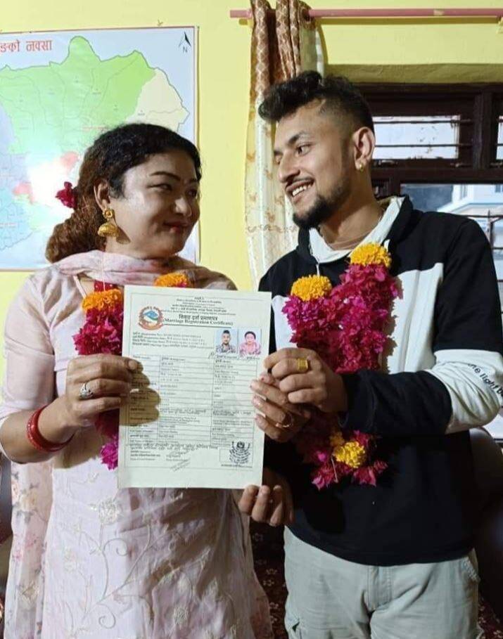 尼泊爾同性伴侶36歲古隆與26歲潘迪今天登記結婚，成為該國第一對同性伴侶。（圖擷取自「藍鑽協會」IG）