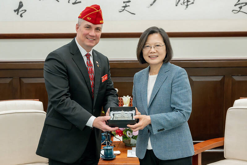蔡英文總統今（30）日接見「美國退伍軍團協會席海華總會長一行」，感謝協會長期以來對台灣堅定的支持。（總統府提供）