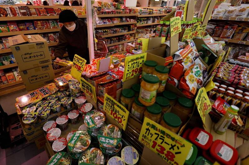 日本帝國數據庫30日發布最新調查結果，2023年日本食品漲價種類高達3萬2395種，比2022年還要多出6627種。（路透）